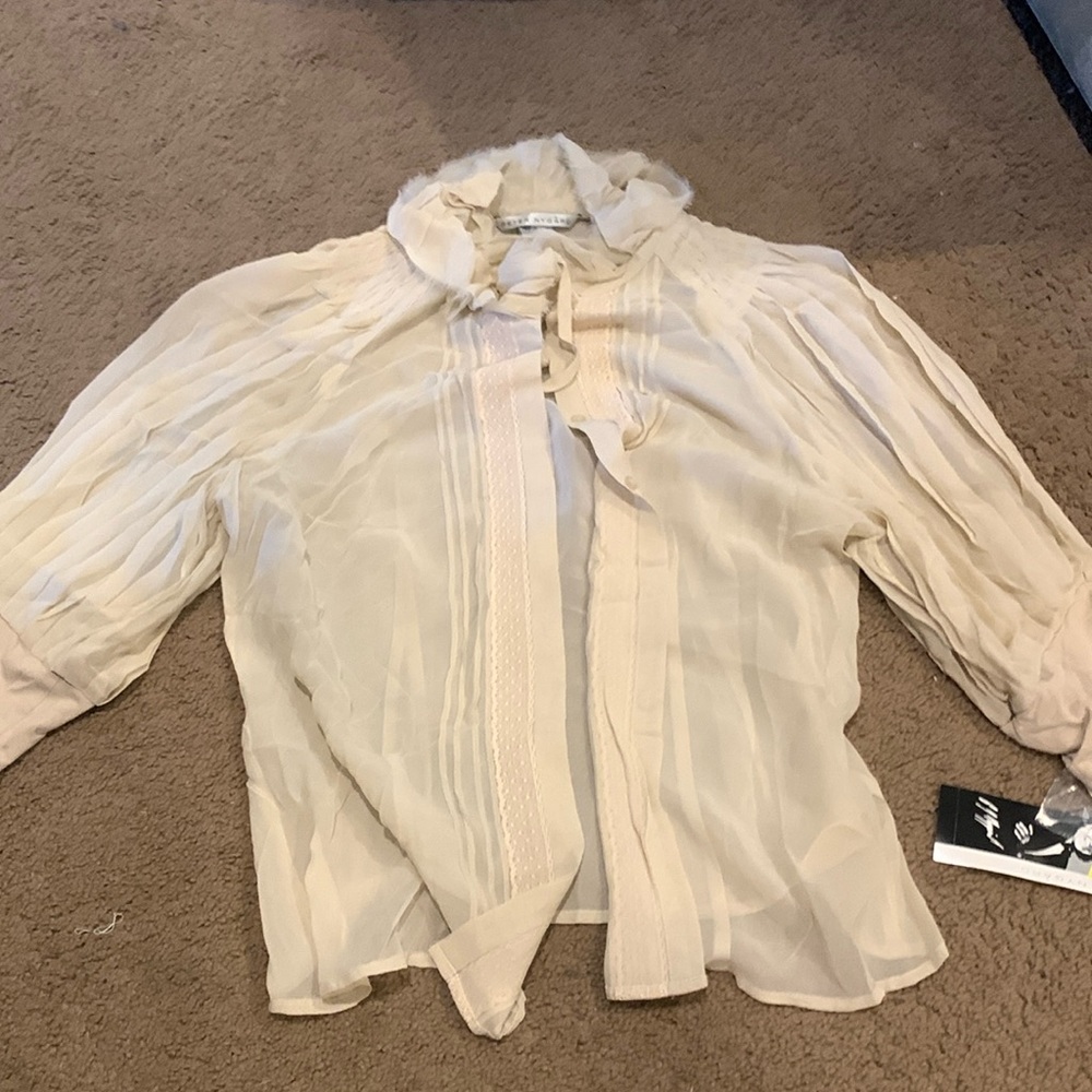 Peter Nygard ruffle button down blouse